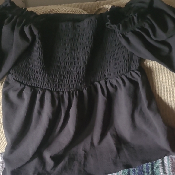 XL Black Off The Shoulder Top And Leopard Like Ruffled Sleeve Top - Picture 4 of 4